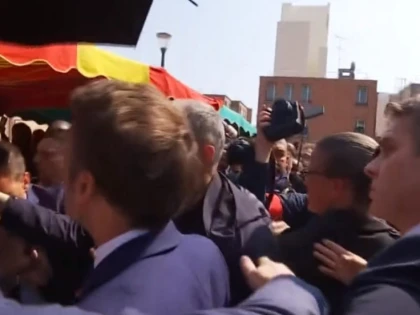 Macron a fost atacat cu roșii la prima ieșire publică după ce a fost reales președinte