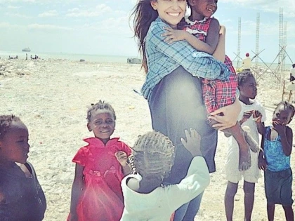 MADALINA GHENEA DA O MANA DE AJUTOR COPIILOR NEVOIASI
