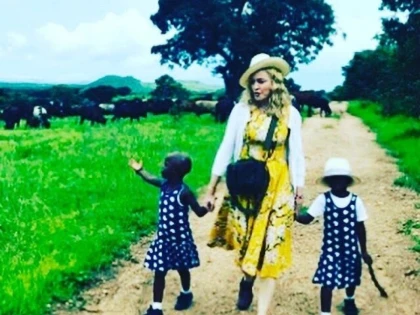 Madonna a mai adoptat două fetițe
