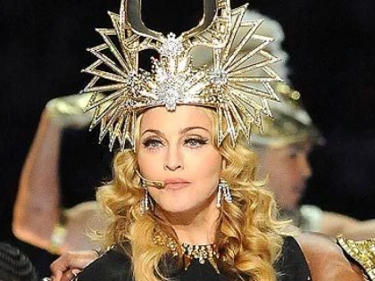 MADONNA SI FIUL EI AU CANTAT PENTRU VICTIMELE ATENTATELOR DE LA PARIS