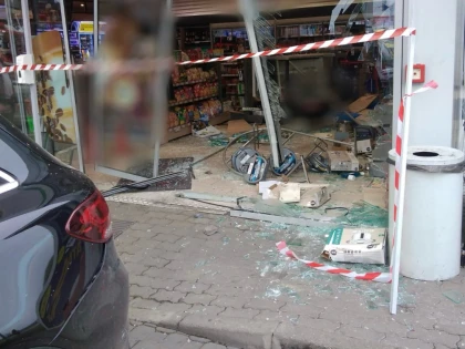 Magazinul unei benzinării din Arad, făcut praf în urma unui accident