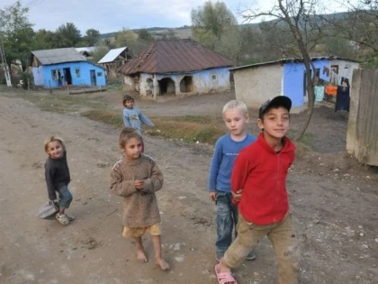 Mai mult de o treime dintre copiii români trăiau în risc de sărăcie în 2024