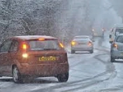 Mai multe localități din țară au rămas fără curent electric, iar circulația se desfășoară în condiții de iarnă