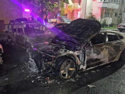 Mai multe mașini au fost incendiate pe strada Beiuș, din municipiul Arad