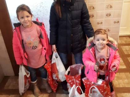 Mai mulți copii arădeni au primit daruri de Anul Nou