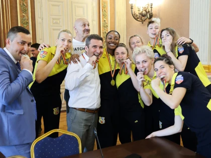 Mai primeşte sportul arădean bani de la Primărie?! Bibarţ şi-a făcut imagine cu UTA şi vicecampioanele de la baschet, iar acum se face că… plouă