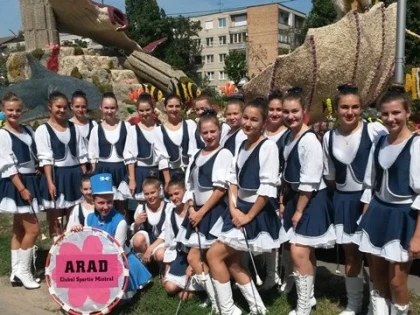 MAJORETELE ARĂDENE AU URCAT PE PODIUM ÎN GRECIA