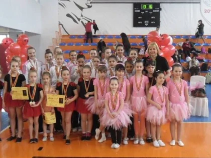 MAJORETELE DE LA CS MISTRAL ARAD AU URCAT PE PODIUM IN UNGARIA