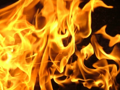 Mama preotului din Căpruța a murit în curtea bisericii, încercând să stingă un incendiu