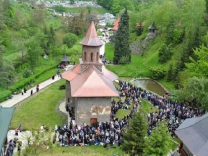 Mănăstirea Prislop, locul unde dacă te înalți un pic mai mult dai mâna cu Dumnezeu