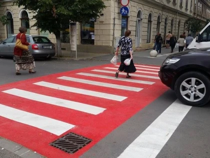 MARCAJE IN ALB SI ROSU PENTRU TRECERILE DE PIETONI DIN PIATA CATEDRALEI