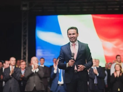 Mare petrecere la PNL: Liberalii au sărbătorit la Polivalentă absorbţia Aradului de către Timişoara
