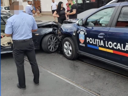 Mașină a Poliției Locale, implicată într-un accident pe strada Cocorilor