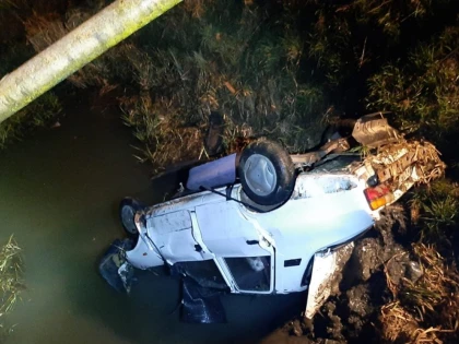 Mașină ajunsă sub ape, în Canalul Morilor, la ieșire din Ineu