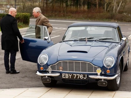 Mașina Aston Martin vintage a prințului Charles funcționează pe brânză și vin