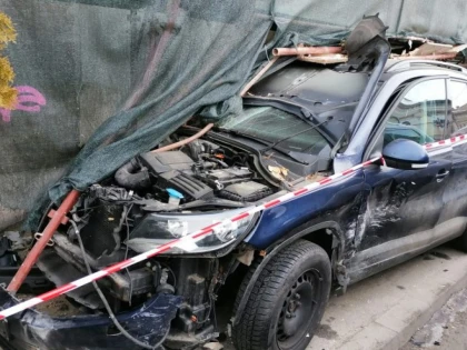 Mașina condusă de o femeie de 65 de ani a ajuns sub schelele de la Oftalmologie