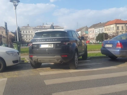 MASINA FAMILIEI PISTRU A CONFUNDAT DIN NOU TRECEREA DE PIETONI CU PARCAREA