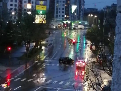 Mașină lăsată pe mijlocul străzii Banu Mărăcine, chiar de către polițiști