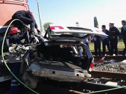 MAȘINĂ LOVITĂ DE TREN LA ȘOFRONEA. ȘOFERUL A DECEDAT
