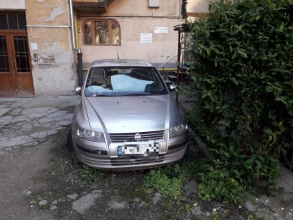 Maşinile abadonate în curţile imobilelor proprietate comună vor fi ridicate  