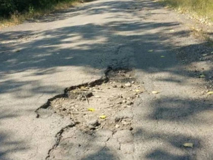 Maşinile circulă pe câmp pentru a evita un drum judeţean din Arad (FOTO)