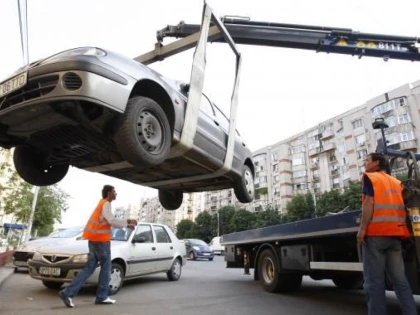Mașinile parcate neregulamentar ar putea fi ridicate de Poliția Rutieră
