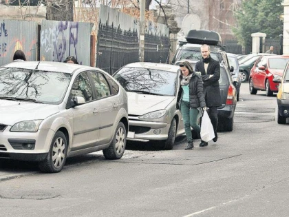 Mașinile parcate pe trotuar vor putea fi ridicate