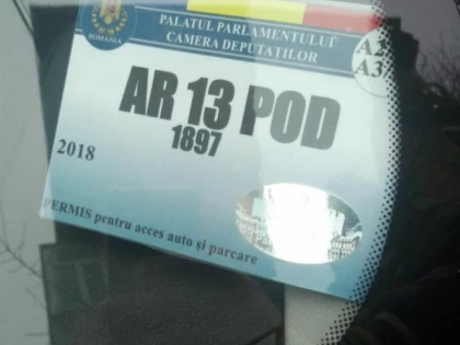 Medic arădean, tatăl unui deputat PNL, folosește ilegal ecusonul eliberat de Camera Deputaților
