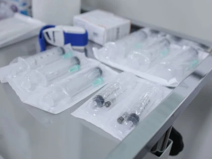 Medicamente şi materiale sanitare expirate, găsite de inspectorii DSP Arad la un cabinet care e şi centru de vaccinare