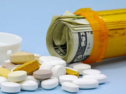 MEDICI, ACUZATI CA PRIMEAU MITA IN SCHIMBUL RETETELOR. PERCHEZITII DE AMPLOARE LA SPITALE SI FIRME DE MEDICAMENTE