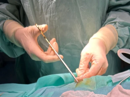 Medicii arădeni au salvat o tânără mamă de 29 de ani, diagnosticată cu o tumoră cerebrală agresivă