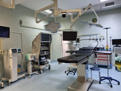 Medicii de la Spitalul Județean Arad au salvat viața unui bărbat, care a căzut de la șase metri înălțime. Operația a durat mai bine de două ore