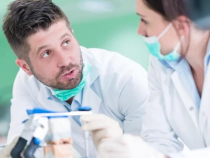 Medicii rezidenţi, studenţii şi elevii voluntari vor fi redistribuiţi, începând de miercuri