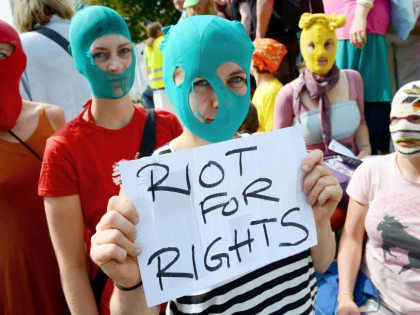 Membrele trupei punk Pussy Riot au fost reținute la finala Cupei Mondiale din Qatar