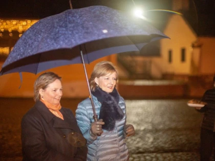 Membrii Familiei Regale au împărţit cadouri de Crăciun pentru 200 de familii nevoiașe din Săvârșin