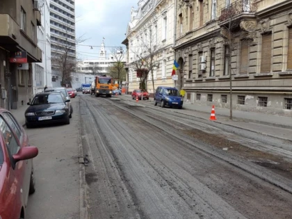 MESTERUL MANOLE S-A APUCAT DE DRUMURI: BULEVARDUL DECEBAL SE ASFALTEAZA DIN NOU