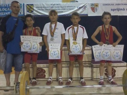 MICII HALTEROFILI DE LA CSM ARAD AU URCAT PE PODIUMUL NATIONAL