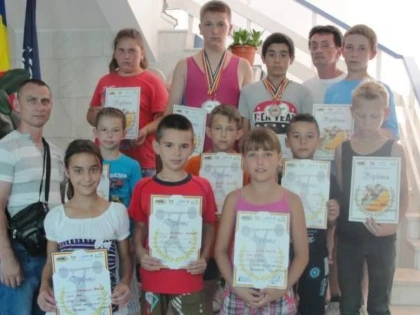 MICII HALTEROFILI DE LA CSM ARAD S-AU REMARCAT PE LITORAL (FOTO)