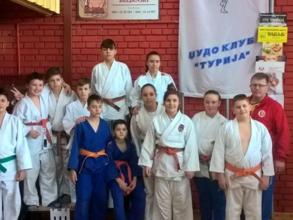 MICII JUDOKA DE LA CSM ARAD CONTINUA EVOLUTIILE BUNE PE TATAMI