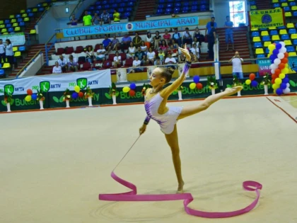 MICILE GIMNASTE ARĂDENE AU IMPRESIONAT PE COVORUL RITMICII (FOTO)