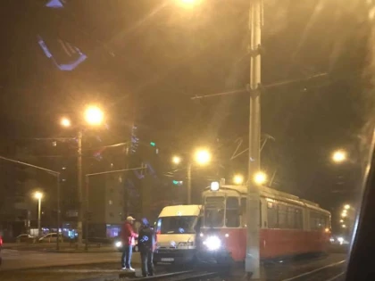 Microbuz lovit de tramvai, în faţa stadionului UTA