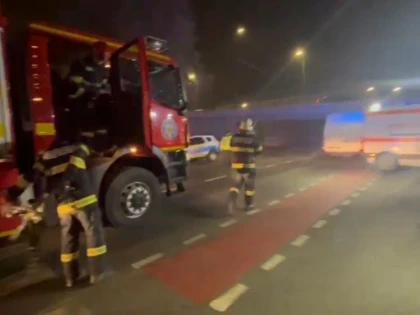 Microbuz plin cu călători, blocat sub pasajul din Piața Caius Iacob. Două persoane au fost rănite
