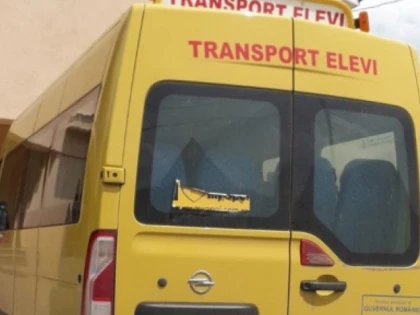 Microbuz plin cu copii, implicat într-un accident, în Iratoșu