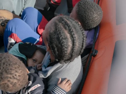 Migranți ascunși în portbagaje, printre hârtie sau PVC, la frontieră