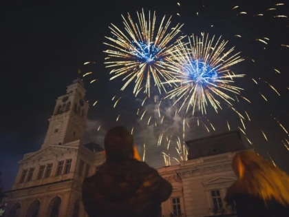 Mii de arădeni au sărbătorit Revelionul în fața Primăriei