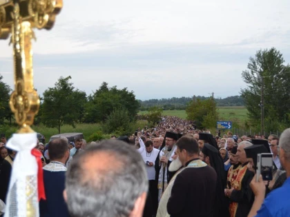 Mii de credincioși au participat la Drumul Crucii, în ajunul praznicului Adormirii Maicii Domnului, la Mănăstirea Hodoş-Bodrog