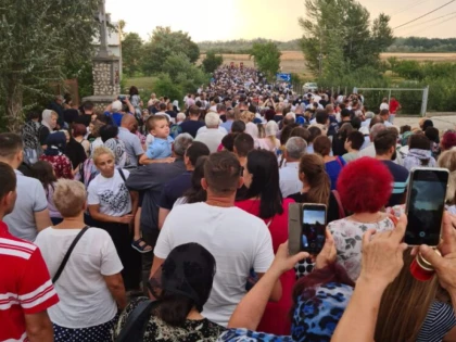 Mii de credincioși au participat la Drumul Crucii, la Mănăstirea Hodoş-Bodrog