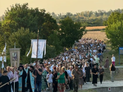 Mii de credincioşi au participat la Procesiunea „Drumul Crucii“, la Mănăstirea Hodoş-Bodrog