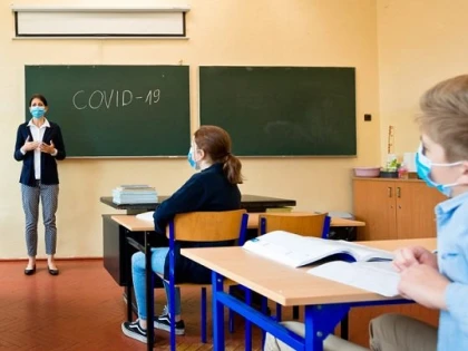 Mii de elevi, infectați cu coronavirus