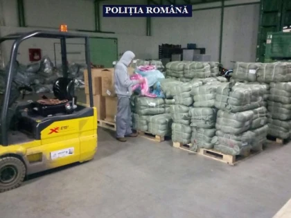 Mii de perechi de pantaloni și sute de uscătoare de păr, confiscate de polițiștii arădeni
